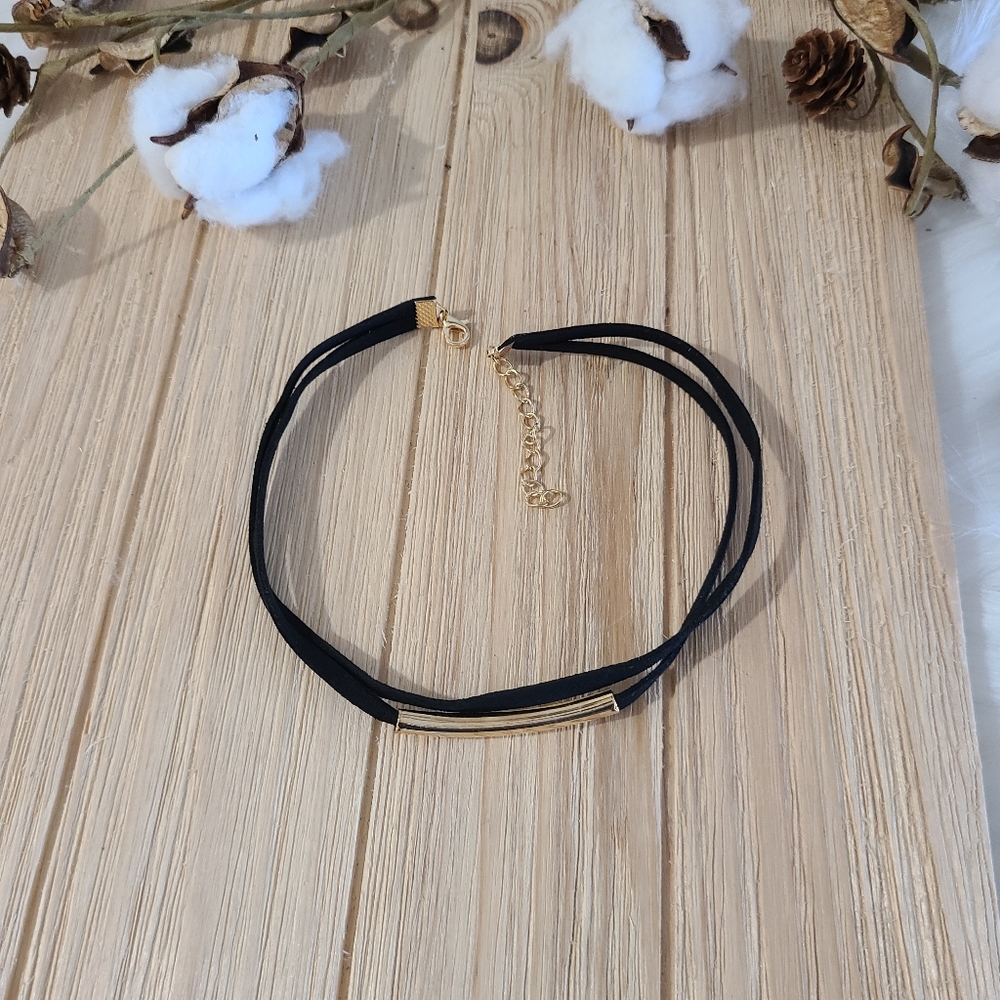 🖤🖤NEW🖤🖤PRETTY!! Black Velvet Choker with GOLD Bar🖤🖤 - Picture 5 of 14